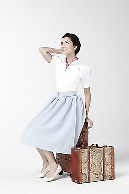 포토 JPG 스튜디오촬영 전신 외국인 해외기획촬영 직업 2012년태국 여자 여행 포즈 가방 모션 실내 한명 미소 웃음 누끼 사람 앉기 20대 성인 치마 캐리어 여행가방 스카프 자신감 배우 영화배우 오드리헵번 블라우스 여자만 여자한명만 성인여자만 청년만 청년여자만 성인한명만 청년여자한명만 성인여자한명만 성인만 국내포토 1 잡화 감정 상의 하의 표정 인종 청년 내부 목도리 연예인 파일형식