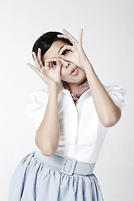 포토 JPG 스튜디오촬영 외국인 해외기획촬영 직업 2012년태국 여자 포즈 모션 실내 한명 서기 누끼 사람 손짓 20대 성인 앞모습 치마 귀여움 스카프 자신감 원형 배우 영화배우 OK 오드리헵번 블라우스 여자만 여자한명만 성인여자만 청년만 청년여자만 성인한명만 청년여자한명만 성인여자한명만 성인만 국내포토 도형 1 감정 뷰포인트 컨셉 상의 하의 인종 청년 내부 목도리 연예인 파일형식