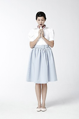 포토 JPG 스튜디오촬영 전신 외국인 해외기획촬영 직업 2012년태국 여자 음식 포즈 모션 아이스크림 디저트 실내 한명 서기 들기 누끼 사람 20대 성인 앞모습 치마 스카프 자신감 배우 영화배우 오드리헵번 블라우스 소프트아이스크림 여자만 여자한명만 성인여자만 청년만 청년여자만 성인한명만 청년여자한명만 성인여자한명만 성인만 국내포토 1 감정 뷰포인트 상의 하의 인종 청년 내부 목도리 연예인 파일형식