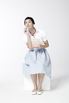 포토 JPG 스튜디오촬영 전신 외국인 해외기획촬영 직업 2012년태국 여자 음식 포즈 모션 디저트 실내 한명 들기 누끼 사람 앉기 20대 성인 앞모습 치마 과자 스카프 자신감 배우 영화배우 오드리헵번 영화관 영화 블라우스 팝콘 영화감상 여자만 여자한명만 성인여자만 청년만 청년여자만 성인한명만 청년여자한명만 성인여자한명만 성인만 국내포토 1 감정 뷰포인트 상의 하의 문화예술 인종 청년 내부 목도리 감상 극장 연예인 파일형식