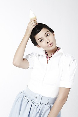 포토 JPG 스튜디오촬영 외국인 해외기획촬영 직업 2012년태국 여자 음식 포즈 모션 아이스크림 디저트 실내 한명 서기 들기 누끼 사람 20대 성인 앞모습 치마 스카프 자신감 배우 영화배우 오드리헵번 블라우스 소프트아이스크림 여자만 여자한명만 성인여자만 청년만 청년여자만 성인한명만 청년여자한명만 성인여자한명만 성인만 국내포토 1 감정 뷰포인트 상의 하의 인종 청년 내부 목도리 연예인 파일형식