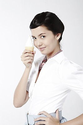 포토 JPG 스튜디오촬영 외국인 해외기획촬영 직업 2012년태국 여자 음식 포즈 모션 아이스크림 디저트 실내 한명 서기 미소 웃음 들기 누끼 사람 상반신 20대 성인 스카프 자신감 배우 영화배우 오드리헵번 블라우스 소프트아이스크림 여자만 여자한명만 성인여자만 청년만 청년여자만 성인한명만 청년여자한명만 성인여자한명만 성인만 국내포토 1 감정 상의 표정 인종 청년 내부 목도리 연예인 파일형식