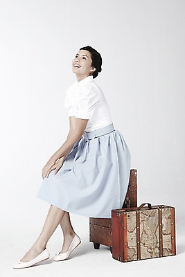 포토 JPG 스튜디오촬영 전신 외국인 해외기획촬영 직업 2012년태국 여자 여행 포즈 가방 모션 실내 한명 미소 웃음 누끼 사람 앉기 20대 성인 치마 캐리어 여행가방 스카프 자신감 배우 영화배우 오드리헵번 블라우스 여자만 여자한명만 성인여자만 청년만 청년여자만 성인한명만 청년여자한명만 성인여자한명만 성인만 국내포토 1 잡화 감정 상의 하의 표정 인종 청년 내부 목도리 연예인 파일형식