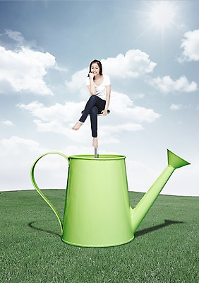 전신 PSD 외국인 식물 구름 편집 편집이미지 여자 하늘 주전자 한명 미소 웃음 사람 앉기 잔디 성인 그래픽 3D 물뿌리개 풀 입체 여자만 여자한명만 성인여자만 성인만 편집3D 자연요소 1 모션 주방용품 표정 인종 디지털합성 파일형식