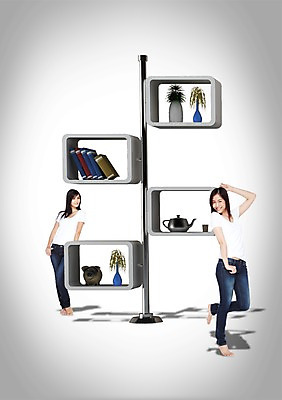 전신 PSD 외국인 식물 편집 편집이미지 여자 화분 책장 서기 미소 웃음 사람 성인 두명 그래픽 책 3D 입체 서랍장 여자만 성인여자만 성인만 편집3D 가구 모션 표정 인종 디지털합성 파일형식