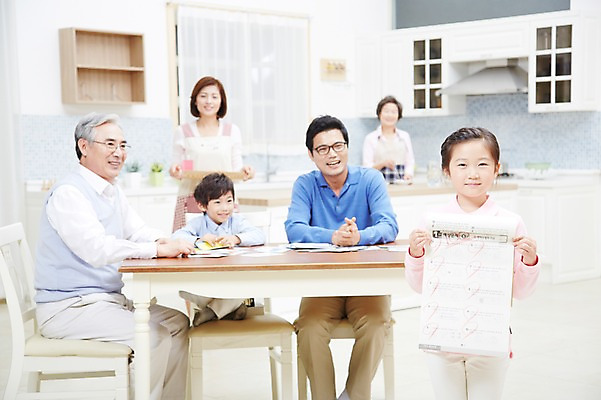 포토 JPG 스튜디오촬영 여자 할아버지 노년 남자 딸 아들 할머니 어린이 가족 식탁 엄마 손자 손녀 대가족 실내 요리 미소 웃음 사람 동양인 소녀 소년 여러명 성인 30대 부모 주방 한국인 자녀 아빠 60대 며느리 시험지 요리중 6인가족 사위 만점 100점 백점 국내포토 다수 관계 모션 탁자 표정 인종 내부 장년 손주 점수 파일형식