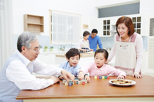 포토 JPG 스튜디오촬영 접시 여자 할아버지 노년 남자 딸 아들 할머니 어린이 음식 가족 놀이 식탁 밥 엄마 반찬 손자 손녀 디저트 대가족 실내 미소 웃음 사람 동양인 소녀 소년 여러명 성인 30대 부모 주방 한국인 자녀 아빠 60대 며느리 6인가족 사위 식사준비 국내포토 식기 다수 관계 탁자 표정 인종 내부 장년 손주 준비 파일형식