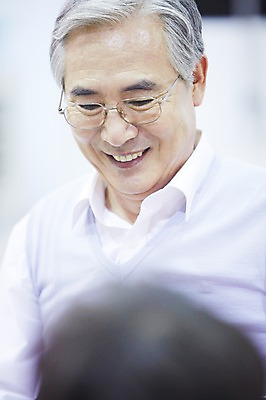 포토 JPG 스튜디오촬영 할아버지 노년 남자 가족 실내 한명 미소 웃음 사람 앉기 동양인 상반신 앞모습 한국인 60대 남자한명만 노인만 노인남자만 노인남자한명만 국내포토 1 뷰포인트 관계 모션 표정 인종 성인 내부 남자만 성인만 파일형식