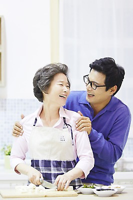 포토 JPG 스튜디오촬영 여자 노년 남자 아들 할머니 가족 엄마 실내 요리 서기 미소 웃음 사람 동양인 상반신 성인 두명 앞모습 30대 한국인 자녀 60대 어깨 칼질 효도 주무르기 성인만 국내포토 모자관계 뷰포인트 컨셉 관계 모션 표정 인종 내부 신체부위 장년 파일형식