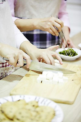 포토 JPG 스튜디오촬영 그릇 손 여자 노년 가족 반찬 실내 요리 사람 동양인 성인 두명 신체부위 30대 주방 한국인 칼 60대 요리중 칼질 국내포토 식기 음식 관계 모션 인종 내부 장년 파일형식