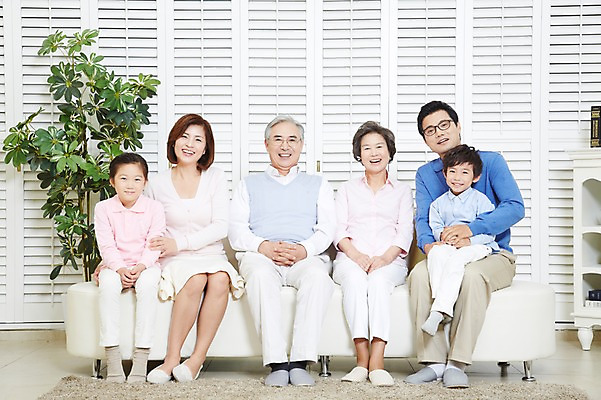 포토 JPG 스튜디오촬영 전신 여자 할아버지 노년 남자 딸 아들 할머니 어린이 가족 엄마 손자 손녀 대가족 실내 미소 웃음 사람 앉기 동양인 소녀 소년 여러명 성인 앞모습 30대 부모 한국인 자녀 아빠 60대 며느리 6인가족 사위 국내포토 뷰포인트 다수 관계 모션 표정 인종 내부 장년 손주 파일형식