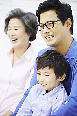 포토 JPG 스튜디오촬영 여자 노년 남자 아들 할머니 어린이 가족 손자 실내 미소 웃음 사람 동양인 소년 상반신 성인 세명 30대 부모 한국인 자녀 아빠 손주 국내포토 관계 표정 인종 내부 장년 파일형식