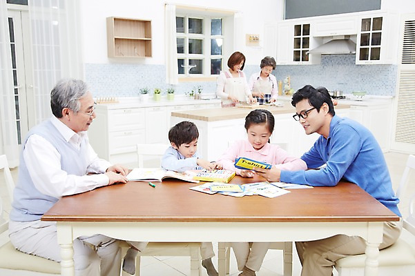 포토 JPG 스튜디오촬영 여자 할아버지 노년 남자 딸 아들 할머니 어린이 가족 식탁 엄마 손자 손녀 대가족 실내 요리 미소 웃음 사람 동양인 소녀 소년 여러명 성인 30대 부모 주방 한국인 자녀 아빠 60대 며느리 요리중 6인가족 사위 국내포토 다수 관계 모션 탁자 표정 인종 내부 장년 손주 파일형식