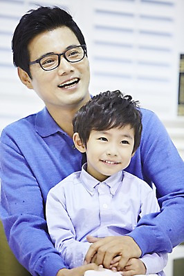 포토 JPG 스튜디오촬영 남자 아들 어린이 가족 실내 미소 웃음 사람 동양인 소년 상반신 성인 두명 앞모습 30대 부모 한국인 자녀 아빠 부자지간 남자만 국내포토 뷰포인트 관계 표정 인종 내부 장년 파일형식