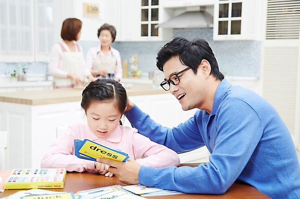 포토 JPG 스튜디오촬영 여자 노년 남자 딸 할머니 어린이 가족 식탁 엄마 손녀 대가족 실내 미소 웃음 사람 동양인 소녀 여러명 성인 30대 부모 주방 한국인 자녀 아빠 60대 며느리 식사준비 국내포토 다수 관계 탁자 표정 인종 내부 장년 손주 준비 파일형식