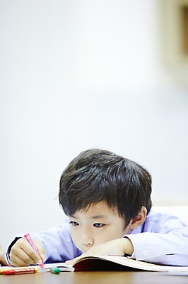 포토 JPG 스튜디오촬영 남자 어린이 실내 한명 사람 앉기 동양인 소년 상반신 성인 앞모습 한국인 남자만 남자한명만 국내포토 1 뷰포인트 모션 인종 내부 파일형식