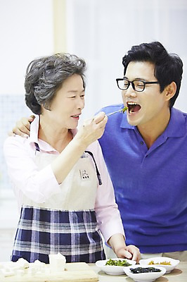 포토 JPG 스튜디오촬영 여자 노년 남자 아들 할머니 음식 가족 엄마 실내 서기 미소 웃음 사람 동양인 상반신 성인 두명 앞모습 30대 한국인 자녀 60대 먹기 성인만 국내포토 모자관계 뷰포인트 관계 모션 표정 인종 내부 장년 파일형식