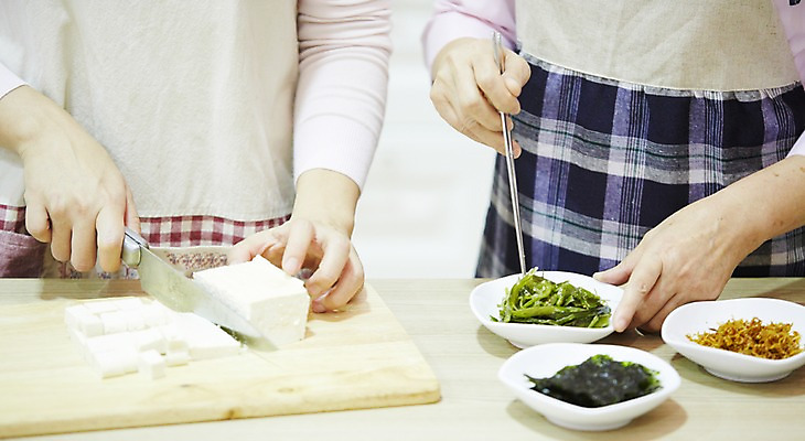 포토 JPG 스튜디오촬영 그릇 손 여자 노년 가족 반찬 실내 요리 사람 동양인 성인 두명 신체부위 30대 주방 한국인 칼 60대 두부 요리중 칼질 국내포토 식기 음식 관계 모션 인종 내부 장년 파일형식