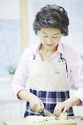 포토 JPG 스튜디오촬영 여자 노년 할머니 실내 요리 한명 서기 미소 웃음 사람 동양인 상반신 주방 앞치마 한국인 60대 주부 요리중 칼질 여자만 여자한명만 노인만 노인여자만 노인여자한명만 국내포토 1 모션 표정 인종 성인 내부 성인만 파일형식