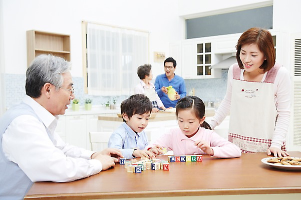 포토 JPG 스튜디오촬영 여자 할아버지 노년 남자 딸 아들 할머니 어린이 가족 놀이 식탁 엄마 손자 손녀 대가족 실내 미소 웃음 사람 동양인 소녀 소년 여러명 성인 30대 부모 주방 한국인 자녀 아빠 60대 며느리 6인가족 사위 국내포토 다수 관계 탁자 표정 인종 내부 장년 손주 파일형식