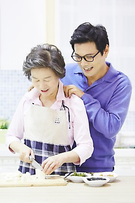 포토 JPG 스튜디오촬영 여자 노년 남자 아들 할머니 가족 엄마 실내 요리 미소 웃음 사람 동양인 상반신 성인 두명 앞모습 30대 한국인 자녀 60대 어깨 칼질 효도 주무르기 성인만 국내포토 모자관계 뷰포인트 컨셉 관계 모션 표정 인종 내부 신체부위 장년 파일형식