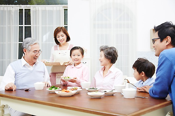 포토 JPG 스튜디오촬영 접시 여자 할아버지 노년 남자 딸 아들 할머니 어린이 음식 가족 식탁 밥 엄마 반찬 손자 손녀 대가족 실내 미소 웃음 사람 동양인 소녀 소년 여러명 성인 30대 부모 주방 식사 한국인 자녀 아빠 60대 며느리 6인가족 사위 식사준비 국내포토 식기 다수 관계 탁자 표정 인종 내부 장년 손주 준비 파일형식