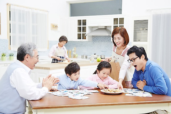 포토 JPG 스튜디오촬영 여자 할아버지 노년 남자 딸 아들 할머니 어린이 가족 식탁 엄마 손자 손녀 디저트 대가족 실내 요리 미소 웃음 사람 동양인 소녀 소년 여러명 성인 30대 부모 주방 한국인 자녀 아빠 60대 며느리 요리중 6인가족 사위 국내포토 음식 다수 관계 모션 탁자 표정 인종 내부 장년 손주 파일형식