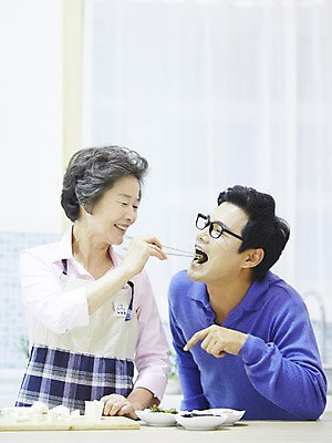 포토 JPG 스튜디오촬영 여자 노년 남자 아들 할머니 음식 가족 엄마 실내 미소 웃음 사람 동양인 상반신 성인 두명 앞모습 30대 한국인 자녀 60대 먹기 성인만 국내포토 모자관계 뷰포인트 관계 모션 표정 인종 내부 장년 파일형식