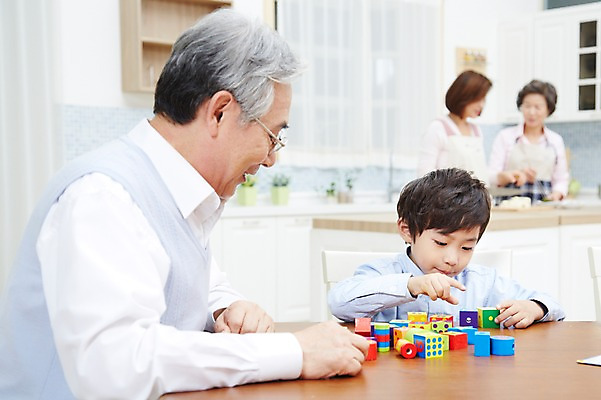 포토 JPG 스튜디오촬영 여자 할아버지 노년 남자 아들 할머니 어린이 가족 놀이 식탁 엄마 손자 대가족 실내 미소 웃음 사람 동양인 소년 여러명 성인 30대 부모 주방 한국인 자녀 아빠 60대 며느리 식사준비 국내포토 다수 관계 탁자 표정 인종 내부 장년 손주 준비 파일형식