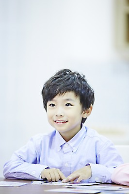 포토 JPG 스튜디오촬영 남자 어린이 실내 한명 미소 웃음 사람 앉기 동양인 소년 상반신 성인 앞모습 한국인 남자만 남자한명만 국내포토 1 뷰포인트 모션 표정 인종 내부 파일형식