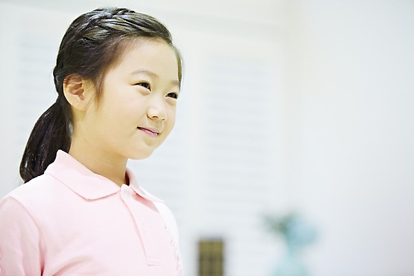 포토 JPG 스튜디오촬영 여자 어린이 실내 한명 미소 웃음 사람 동양인 소녀 상반신 성인 한국인 여자만 여자한명만 국내포토 1 표정 인종 내부 파일형식