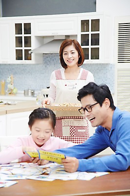 포토 JPG 스튜디오촬영 여자 남자 딸 어린이 가족 식탁 엄마 디저트 실내 미소 웃음 사람 동양인 소녀 성인 세명 30대 부모 주방 한국인 자녀 아빠 국내포토 음식 관계 탁자 표정 인종 내부 장년 파일형식