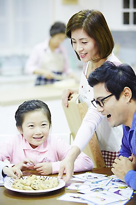 포토 JPG 스튜디오촬영 여자 노년 남자 딸 할머니 어린이 가족 식탁 엄마 손녀 디저트 대가족 실내 미소 웃음 사람 동양인 소녀 여러명 성인 30대 부모 주방 한국인 자녀 아빠 60대 며느리 식사준비 국내포토 음식 다수 관계 탁자 표정 인종 내부 장년 손주 준비 파일형식