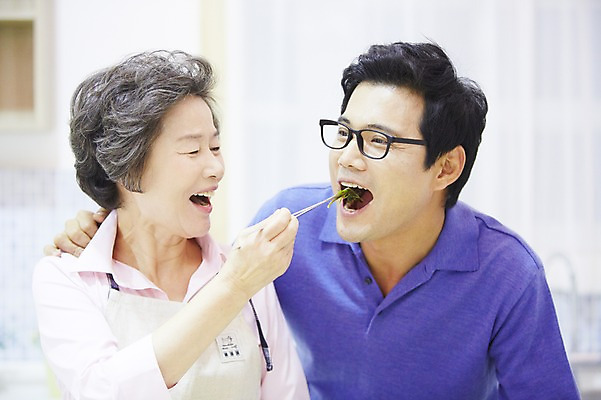 포토 JPG 스튜디오촬영 여자 노년 남자 아들 할머니 가족 엄마 실내 미소 웃음 사람 동양인 상반신 성인 두명 앞모습 30대 한국인 자녀 60대 성인만 국내포토 모자관계 뷰포인트 관계 표정 인종 내부 장년 파일형식