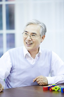 포토 JPG 스튜디오촬영 할아버지 노년 남자 실내 한명 미소 웃음 사람 앉기 동양인 상반신 앞모습 한국인 60대 남자한명만 노인만 노인남자만 노인남자한명만 국내포토 1 뷰포인트 모션 표정 인종 성인 내부 남자만 성인만 파일형식