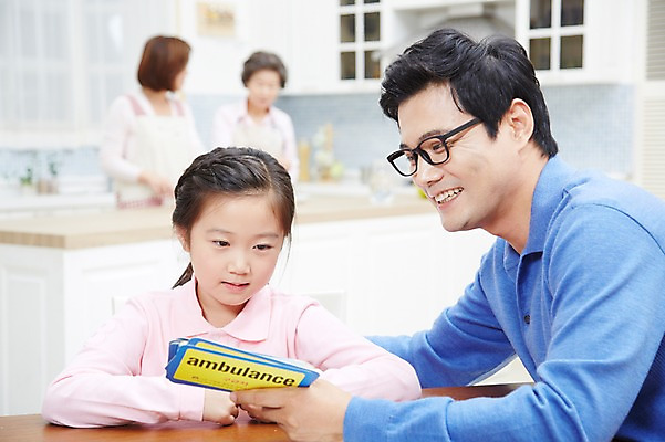 포토 JPG 스튜디오촬영 여자 노년 남자 딸 할머니 어린이 가족 식탁 엄마 손녀 대가족 실내 미소 웃음 사람 동양인 소녀 여러명 성인 30대 부모 주방 한국인 자녀 아빠 60대 며느리 식사준비 국내포토 다수 관계 탁자 표정 인종 내부 장년 손주 준비 파일형식