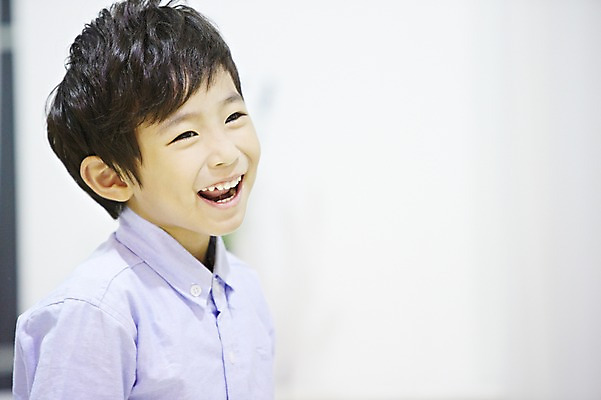 포토 JPG 스튜디오촬영 남자 어린이 실내 한명 미소 웃음 사람 동양인 소년 상반신 성인 한국인 남자만 남자한명만 국내포토 1 표정 인종 내부 파일형식