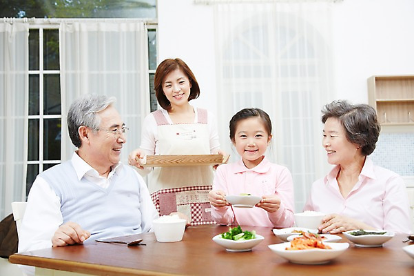 포토 JPG 스튜디오촬영 접시 여자 할아버지 노년 남자 딸 할머니 어린이 음식 가족 식탁 밥 엄마 반찬 손녀 대가족 실내 미소 웃음 사람 동양인 소녀 여러명 성인 30대 부모 주방 식사 한국인 자녀 아빠 60대 며느리 식사준비 국내포토 식기 다수 관계 탁자 표정 인종 내부 장년 손주 준비 파일형식