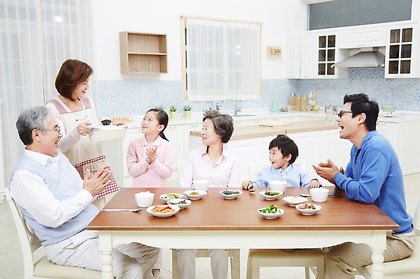 포토 JPG 스튜디오촬영 접시 여자 할아버지 노년 남자 딸 아들 할머니 어린이 음식 가족 식탁 밥 엄마 반찬 손자 손녀 대가족 실내 미소 웃음 사람 동양인 소녀 소년 여러명 성인 30대 부모 주방 식사 한국인 자녀 아빠 60대 며느리 6인가족 사위 식사준비 국내포토 식기 다수 관계 탁자 표정 인종 내부 장년 손주 준비 파일형식