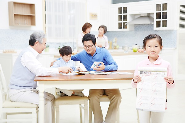 포토 JPG 스튜디오촬영 여자 할아버지 노년 남자 딸 아들 할머니 어린이 가족 식탁 엄마 손자 손녀 대가족 실내 요리 미소 웃음 사람 동양인 소녀 소년 여러명 성인 30대 부모 주방 한국인 자녀 아빠 60대 며느리 시험지 요리중 6인가족 사위 만점 100점 백점 국내포토 다수 관계 모션 탁자 표정 인종 내부 장년 손주 점수 파일형식