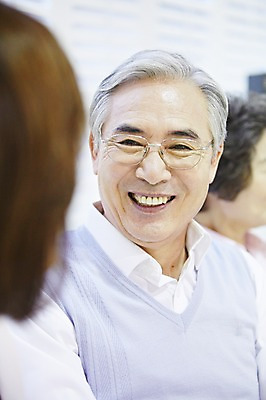 포토 JPG 스튜디오촬영 여자 할아버지 노년 남자 딸 가족 실내 대화 미소 웃음 사람 동양인 상반신 성인 세명 30대 한국인 자녀 아빠 60대 성인만 국내포토 관계 표정 말하기 인종 내부 장년 파일형식