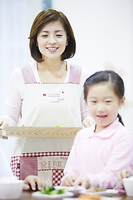 포토 JPG 스튜디오촬영 접시 여자 딸 어린이 음식 가족 식탁 밥 모녀 엄마 반찬 실내 미소 웃음 사람 동양인 상반신 성인 두명 30대 주방 식사 한국인 자녀 주부 식사준비 여자만 국내포토 식기 관계 탁자 표정 인종 내부 장년 준비 파일형식