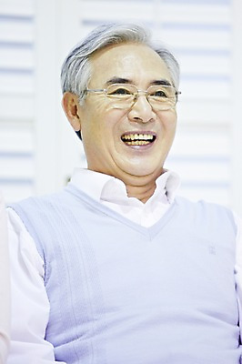 포토 JPG 스튜디오촬영 할아버지 노년 남자 실내 한명 미소 웃음 사람 동양인 상반신 한국인 60대 남자한명만 노인만 노인남자만 노인남자한명만 국내포토 1 표정 인종 성인 내부 남자만 성인만 파일형식