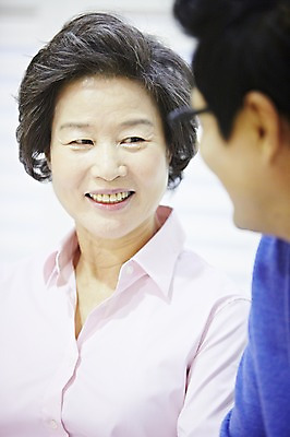 포토 JPG 스튜디오촬영 여자 노년 남자 아들 할머니 가족 엄마 실내 대화 미소 웃음 사람 동양인 상반신 성인 두명 30대 한국인 자녀 60대 성인만 국내포토 모자관계 관계 표정 말하기 인종 내부 장년 파일형식