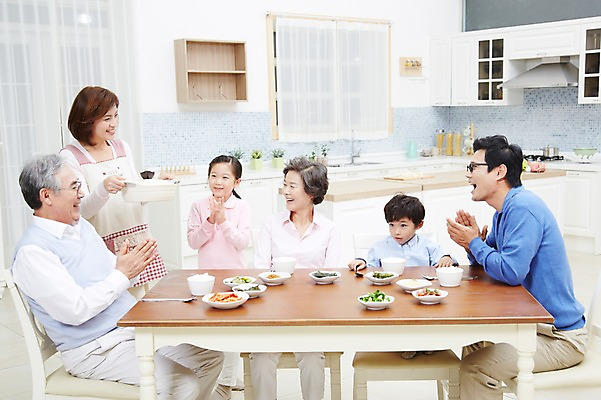 포토 JPG 스튜디오촬영 접시 여자 할아버지 노년 남자 딸 아들 할머니 어린이 음식 가족 식탁 밥 엄마 반찬 손자 손녀 대가족 실내 미소 웃음 사람 동양인 소녀 소년 여러명 성인 30대 부모 주방 식사 한국인 자녀 아빠 60대 며느리 6인가족 사위 식사준비 국내포토 식기 다수 관계 탁자 표정 인종 내부 장년 손주 준비 파일형식