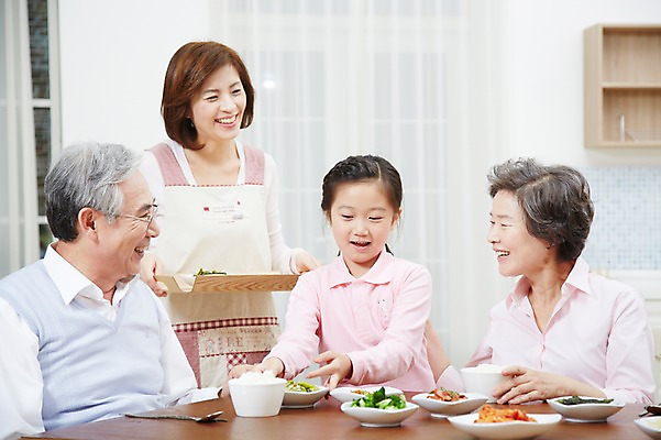 포토 JPG 스튜디오촬영 접시 여자 할아버지 노년 남자 딸 할머니 어린이 음식 가족 식탁 밥 엄마 반찬 손녀 대가족 실내 미소 웃음 사람 동양인 소녀 여러명 성인 30대 부모 주방 식사 한국인 자녀 아빠 60대 며느리 식사준비 국내포토 식기 다수 관계 탁자 표정 인종 내부 장년 손주 준비 파일형식