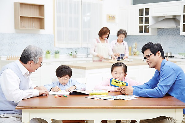 포토 JPG 스튜디오촬영 여자 할아버지 노년 남자 딸 아들 할머니 어린이 가족 식탁 엄마 손자 손녀 대가족 실내 요리 미소 웃음 사람 동양인 소녀 소년 여러명 성인 30대 부모 주방 한국인 자녀 아빠 60대 며느리 요리중 6인가족 사위 국내포토 다수 관계 모션 탁자 표정 인종 내부 장년 손주 파일형식