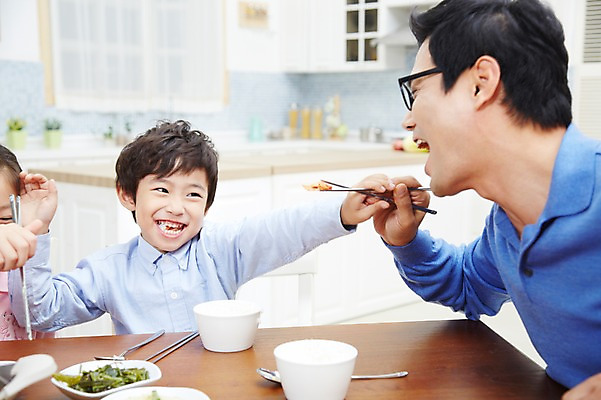 포토 JPG 스튜디오촬영 남자 아들 어린이 음식 채소 가족 식탁 밥 반찬 김치 실내 미소 웃음 사람 앉기 동양인 소년 상반신 성인 두명 30대 부모 주방 식사 한국인 자녀 아빠 핵가족 부자지간 남자만 국내포토 한식 관계 모션 탁자 표정 인종 내부 장년 파일형식