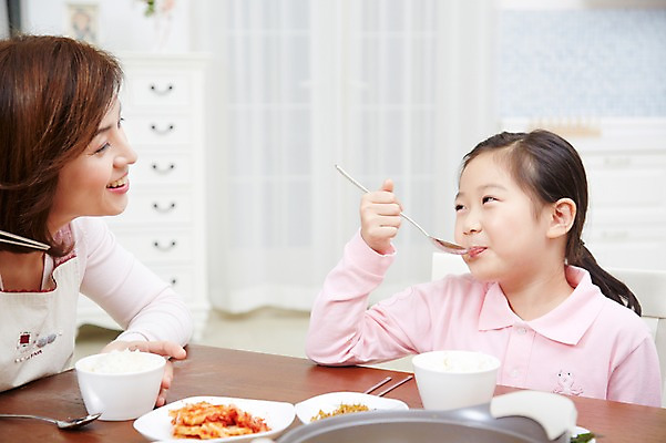 포토 JPG 스튜디오촬영 여자 딸 어린이 음식 가족 식탁 밥 모녀 엄마 반찬 실내 미소 웃음 사람 앉기 동양인 소녀 상반신 성인 두명 30대 부모 주방 식사 한국인 자녀 핵가족 주부 여자만 국내포토 관계 모션 탁자 표정 인종 내부 장년 파일형식