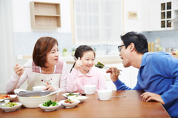 포토 JPG 스튜디오촬영 여자 남자 딸 어린이 음식 가족 식탁 밥 엄마 반찬 실내 미소 웃음 사람 앉기 동양인 소녀 상반신 성인 세명 30대 부모 주방 식사 한국인 자녀 아빠 핵가족 국내포토 관계 모션 탁자 표정 인종 내부 장년 파일형식